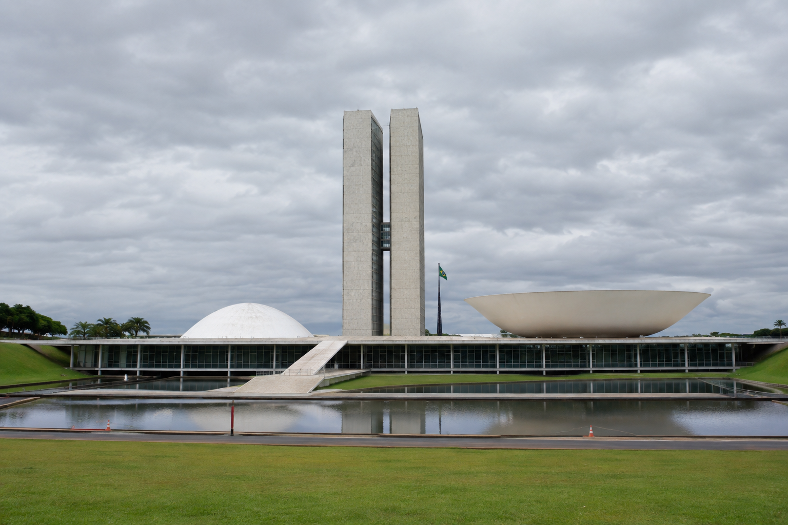 Artigo vê risco à democracia em candidatura de Flávio Bolsonaro