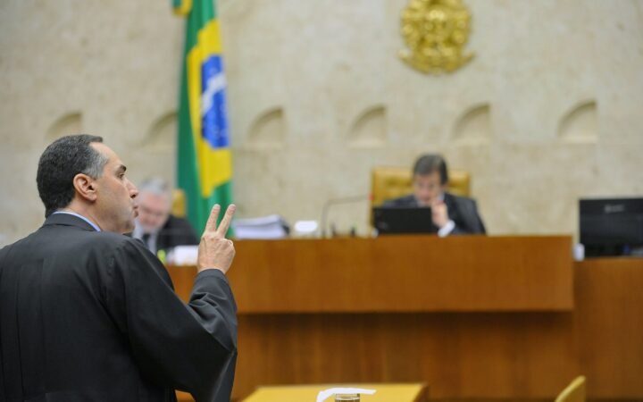 Brasília - O advogado da Confederação Nacional dos Trabalhadores na Saúde, Luís Roberto Barroso, fala durante sessão do STF sobre aborto de anencéfalo