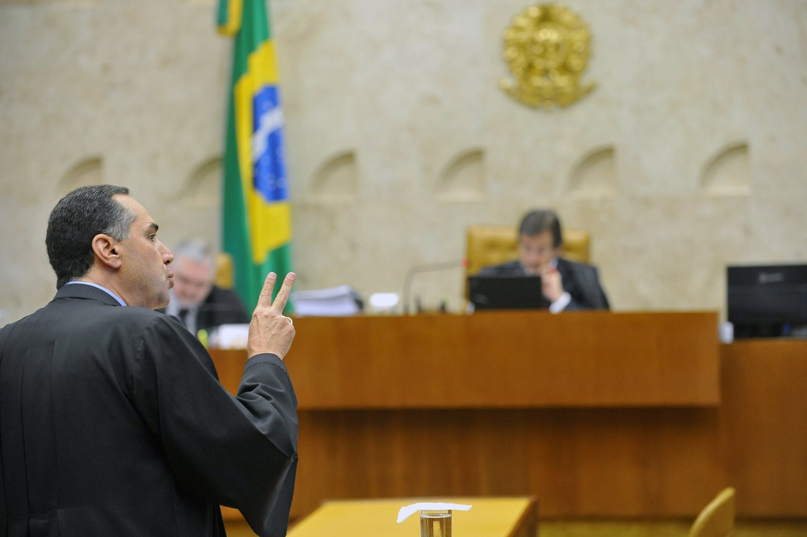 Brasília - O advogado da Confederação Nacional dos Trabalhadores na Saúde, Luís Roberto Barroso, fala durante sessão do STF sobre aborto de anencéfalo