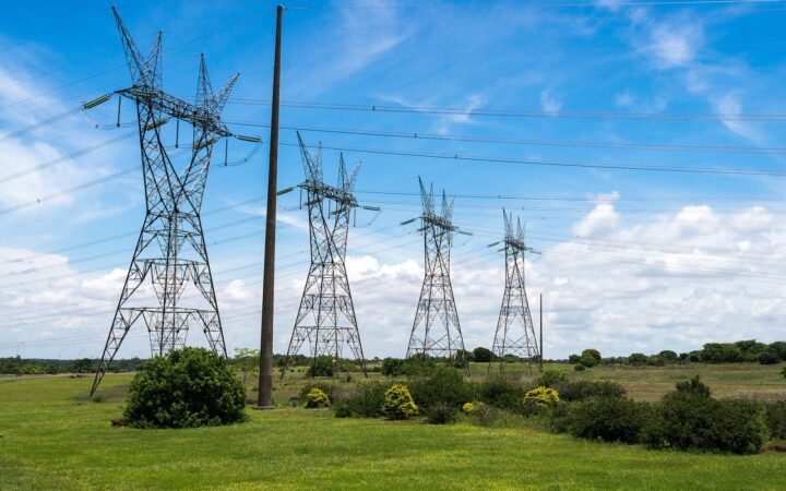 Português A Usina Hidrelétrica de Itaipu (em espanhol: Itaipú, em guarani: Itaipu) é uma usina hidrelétrica binacional localizada no Rio Paraná, na fr