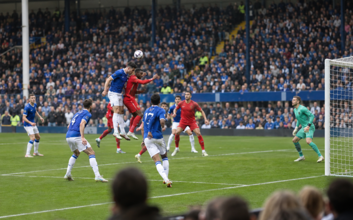 Championship tem disputa equilibrada e alta de gols após oito rodadas