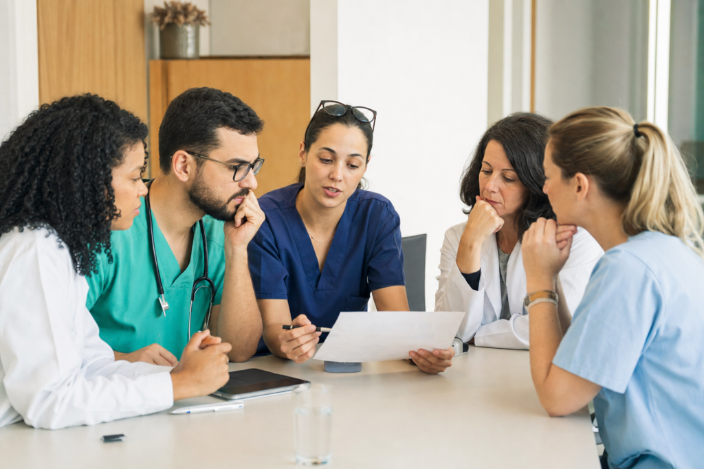 Equipe multidisciplinar reunida para planejar um tratamento individualizado