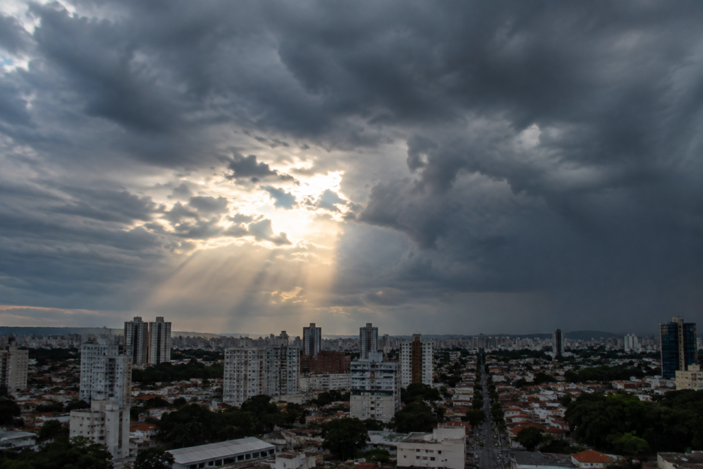 A previsão indica chuva e trovoadas pela manhã e sol com chuva à tarde.
