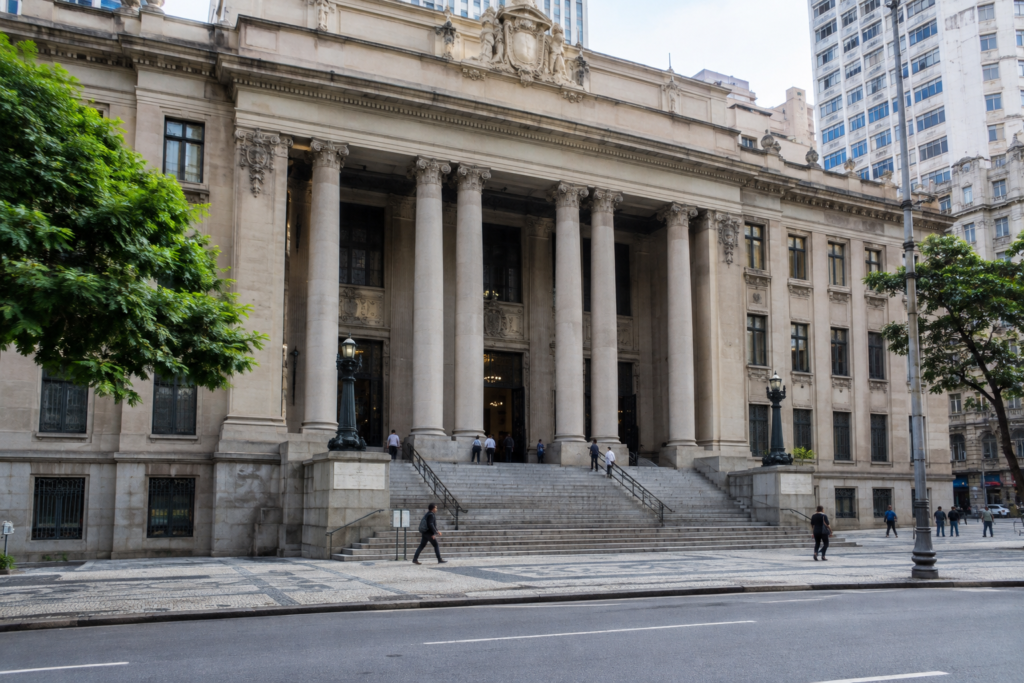 O leilão foi realizado no Tribunal de Justiça do Rio de Janeiro.