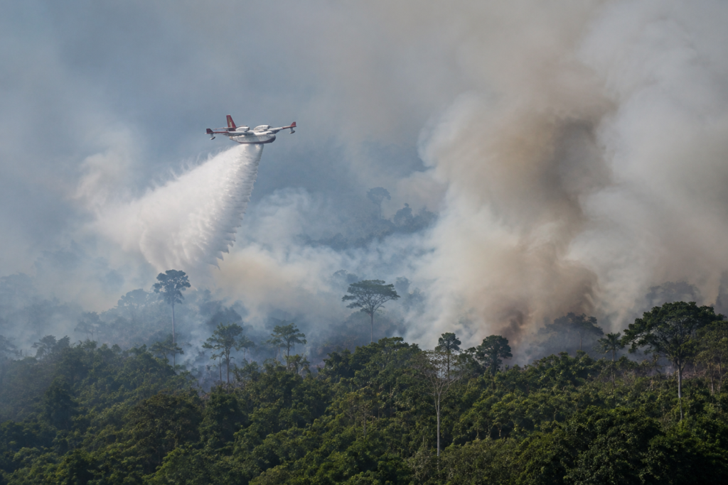 A Indonésia mobilizou aviões para lançar água em Bornéu e Sumatra.