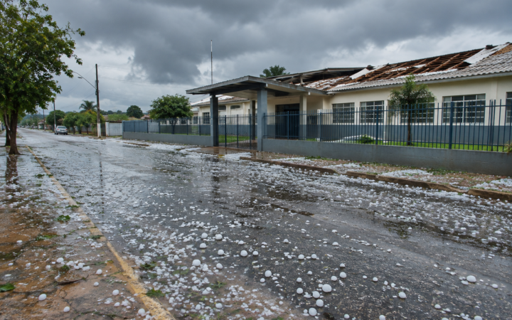 Granizo e ventania danificam escola e suspendem aulas em Wanderlândia