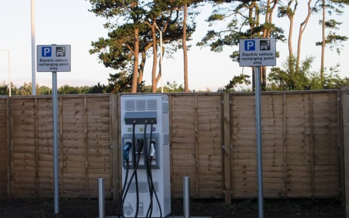 Híbridos plug-in mais vendidos no Reino Unido têm acesso limitado a carregadores rápidos