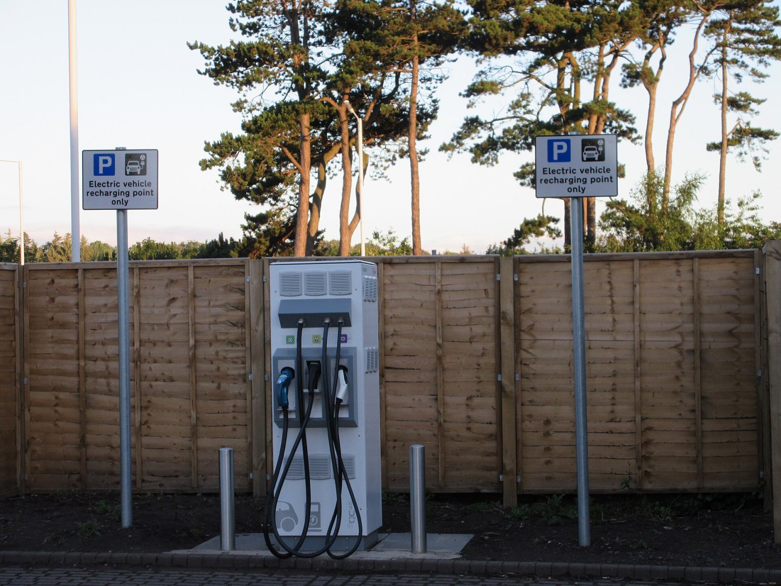 Híbridos plug-in mais vendidos no Reino Unido têm acesso limitado a carregadores rápidos