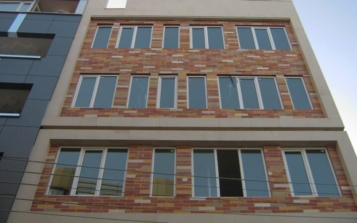 Janela antirruído em apartamento pode gerar multa? Entenda as regras