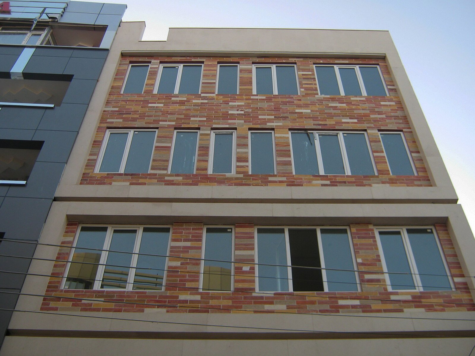Janela antirruído em apartamento pode gerar multa? Entenda as regras