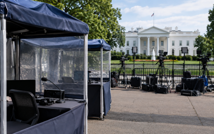 Justiça dos EUA analisa bloqueio de CNN, MS NOW e Politico na Casa Branca