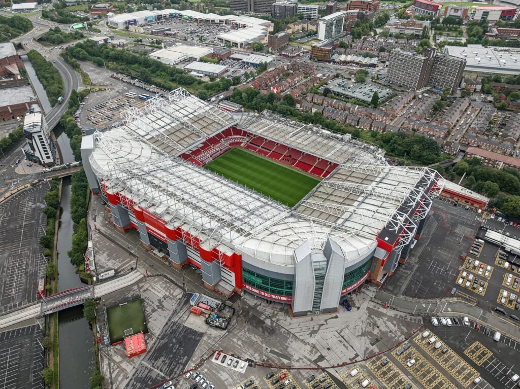 O gramado de Old Trafford foi removido pela primeira vez em 14 anos.