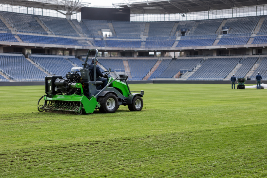 Máquina foi usada para aplicar fibra sintética sob a grama natural, segundo o Maracanã.
