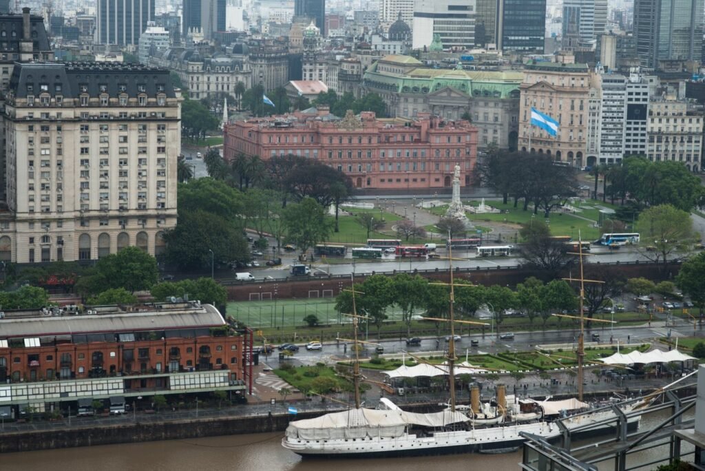 A atividade econômica argentina caiu 2,9% em julho ante o mês anterior, segundo dados citados pela Bloomberg.