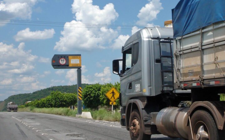 Mulher morre e duas crianças ficam feridas em colisão na PB-111, na Paraíba