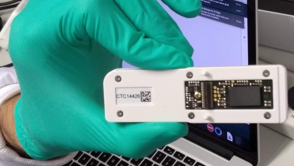 A máquina analisa a assinatura genômica de amostras do tumor.