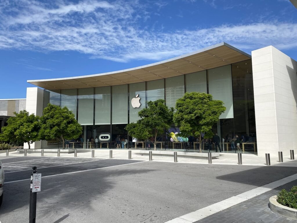 A ação questiona a integração do ChatGPT aos recursos Apple Intelligence.