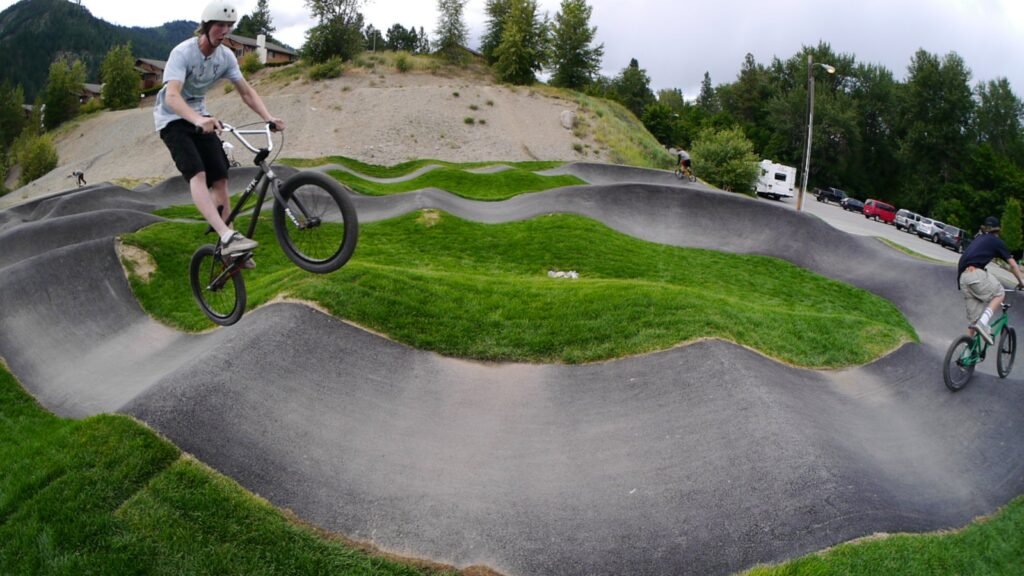O projeto define pump track como pista contínua com curvas e ondulações.