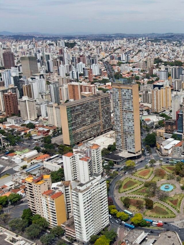 Hertz Dias, do PSTU, faz campanha no Centro de Belo Horizonte