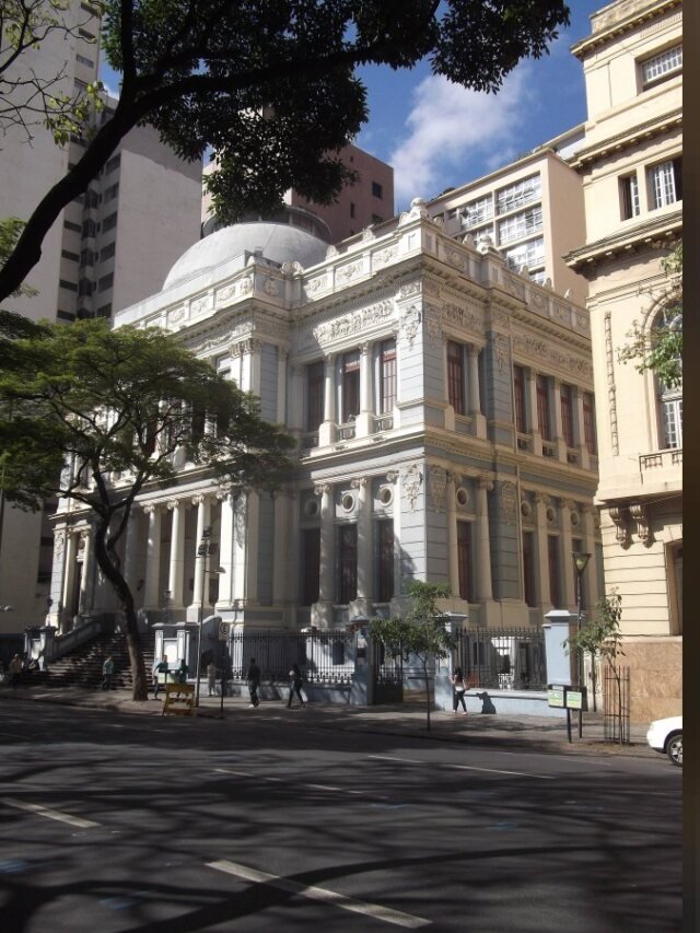 Pai emociona filha em apresentação e casal realiza sonho de estudar na UFJF